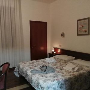 Camera con letto king size